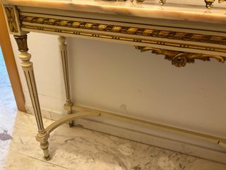 Recibidor Mármol y Metal Dorado