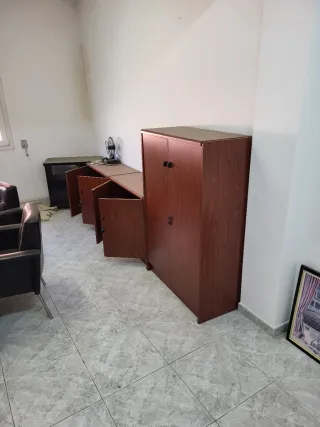 Mesa sillas y armariosde oficina madera y piel