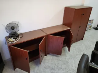 Mesa sillas y armariosde oficina madera y piel