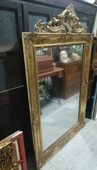 Espejo antiguo dorado tallado
