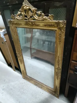Espejo antiguo dorado tallado