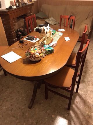 Sillas de madera con asiento naranja. Tenemos 6.