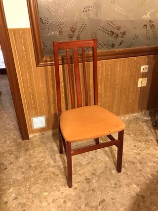 Sillas de madera con asiento naranja. Tenemos 6.