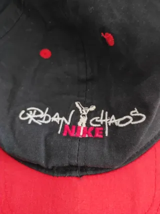 Gorra Nike Urban Chaos Negra y Roja