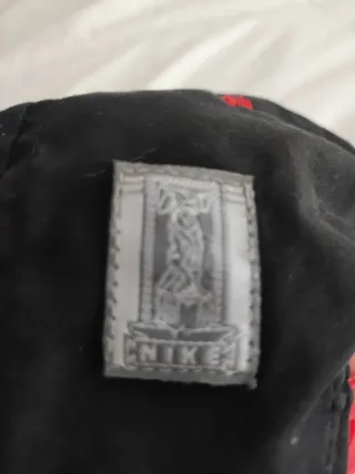 Gorra Nike Urban Chaos Negra y Roja