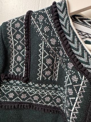 Chaqueta verde con estampado étnico