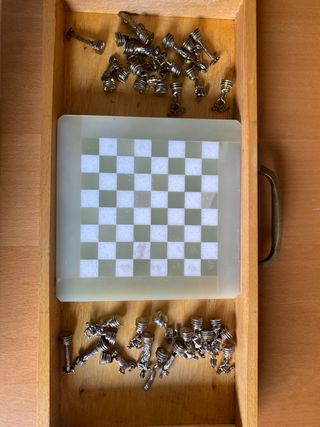 Viaggio di Scacchi in Marmo e Metallo