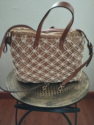 Bolso de playa de rafia con detalles blancos
