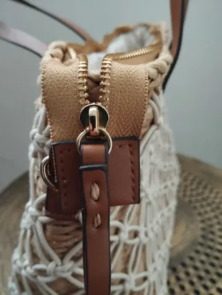 Bolso de playa de rafia con detalles blancos