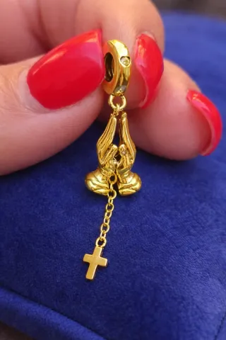 Plata de Ley S925 Charm Manos Rezando Cruz
