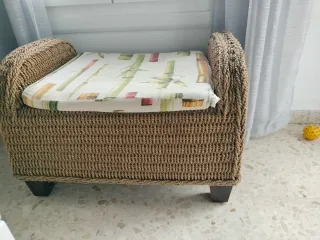 Banco de mimbre con cojín estampado