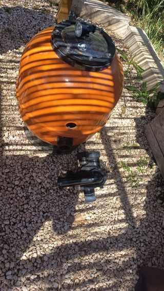 Filtro de piscina naranja y negro