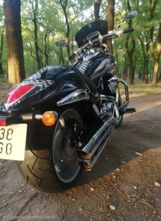 Suzuki Intruder M1800R Negra y Plateada