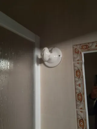 Lavabo con pedestal y grifo