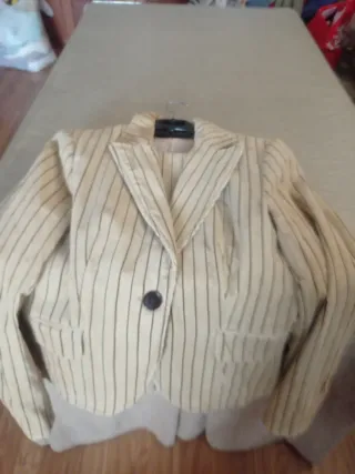 Chaquetones chica varios modelos y un traje de pan