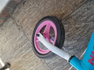 Bicicleta de equilibrio Btwin azul y rosa