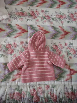 Chaqueta bebé rosa con rayas blancas