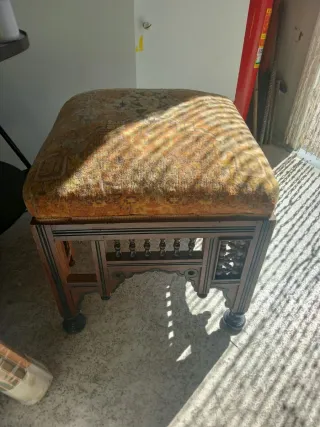 Poggiapiedi con tappezzeria floreale