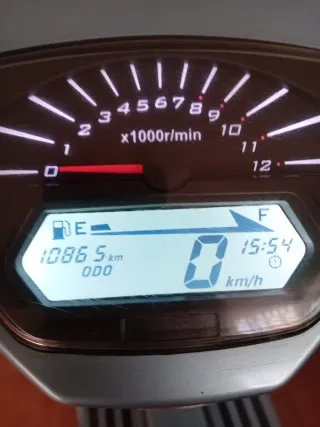 Moto Scooter UM Chill, color azul  4 tiempos 50cc