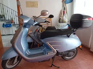 Moto Scooter UM Chill, color azul  4 tiempos 50cc