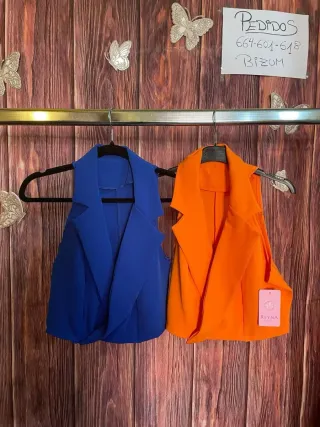 Chalecos de moda azul y naranja