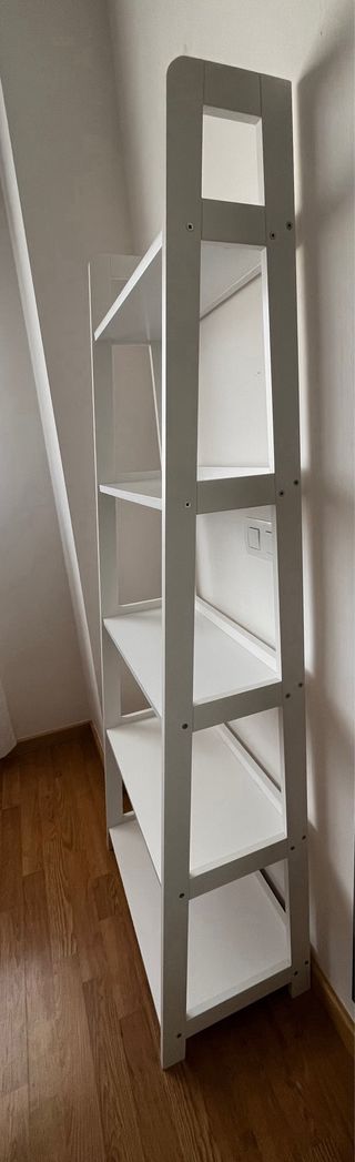 Estantería blanca de madera