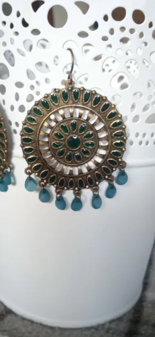 Pendientes dorados con piedras verdes