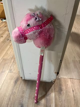 Caballo de juguete rosa con estrellas
