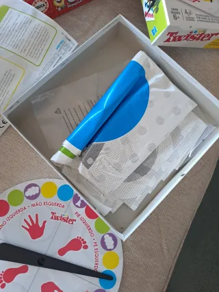 Lote 3 juegos de mesa: Twister, Stop y Connecta 4