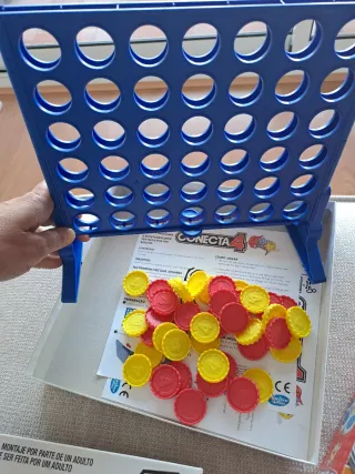 Lote 3 juegos de mesa: Twister, Stop y Connecta 4