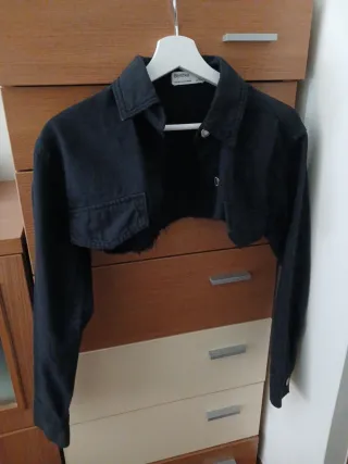 Chaqueta corta Bershka negra XS