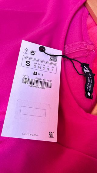 Vestido largo fucsia con cortes