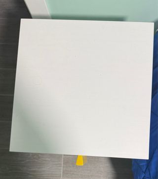 Escritorio blanco  tirando un poco a beis y mesita