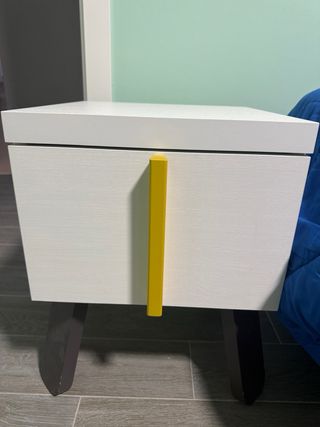 Escritorio blanco  tirando un poco a beis y mesita