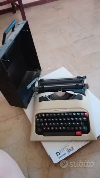 Macchina da scrivere Olivetti Lettera 12