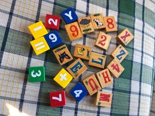 Blocchi didattici con lettere e numeri