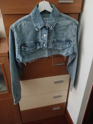 Chaqueta vaquera Bershka crop top