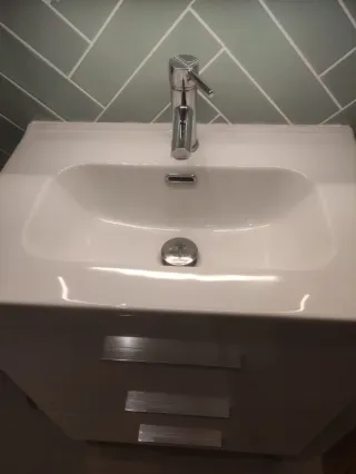 Mueble de baño con grifo y colgador