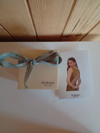 Collar Duran Exquse perlas cian y perla blanca.