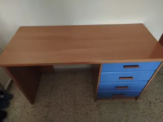 Escritorio madera con cajonera azul