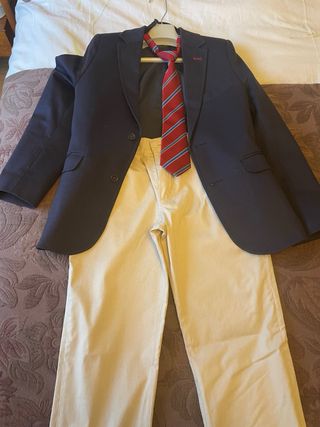 Traje comunión niño azul, beige y rojo