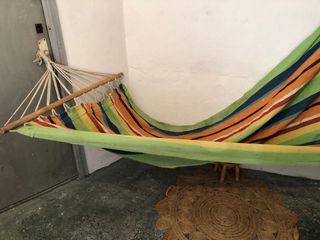 Hamaca de tela con barras de madera