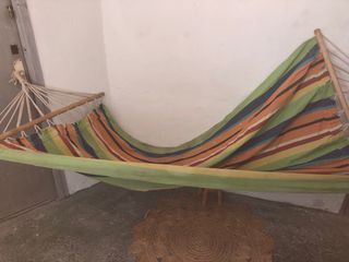 Hamaca de tela con barras de madera