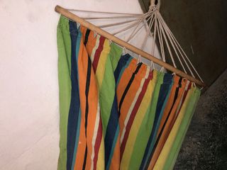 Hamaca de tela con barras de madera