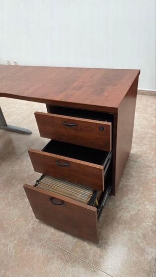Mesa y mueble auxiliar