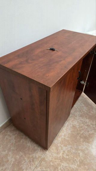 Mesa y mueble auxiliar