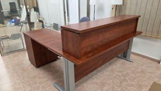 Mesa y mueble auxiliar