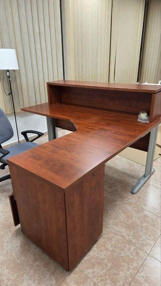 Mesa y mueble auxiliar