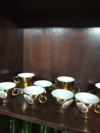 Juego de café antiguo dorado con adornos