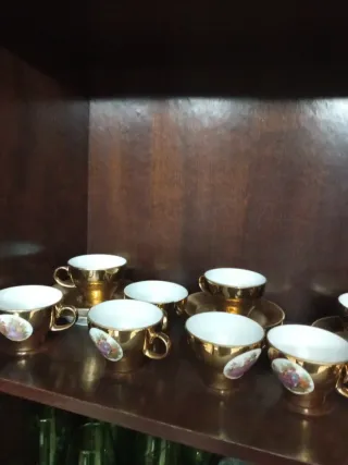 Juego de café antiguo dorado con adornos